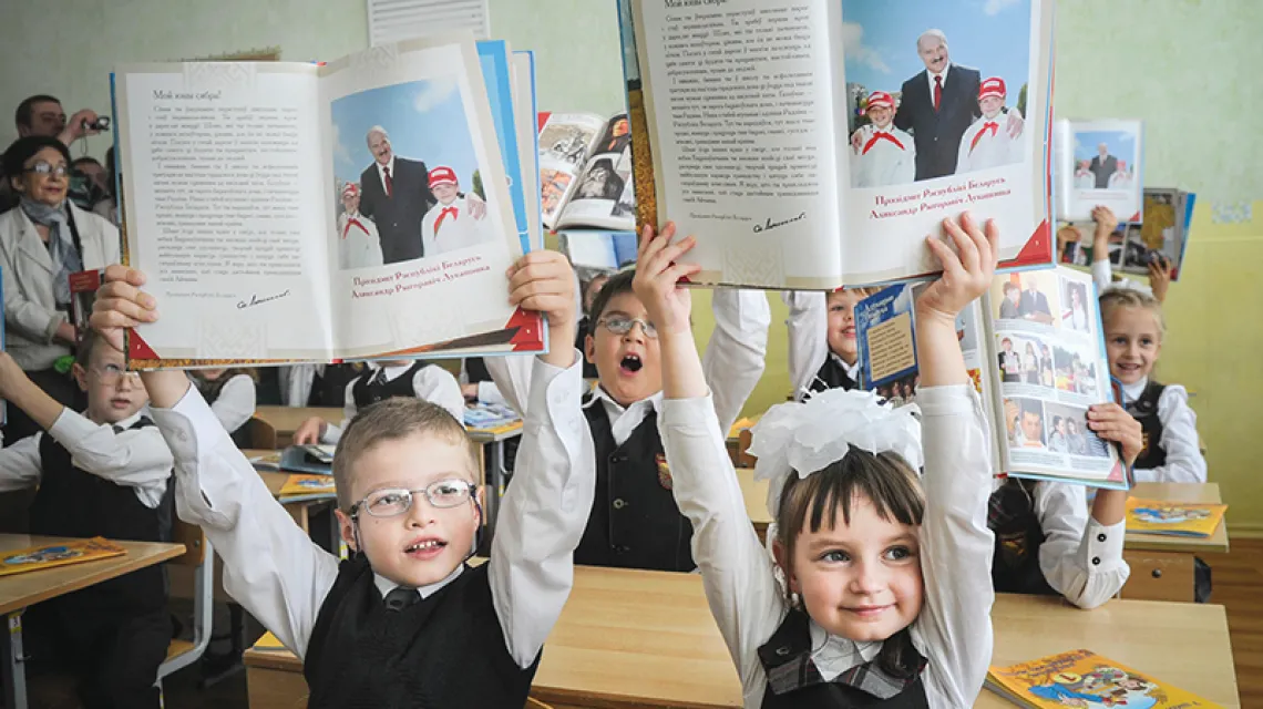 Na początek kolejnego roku nauki dzieci z tej szkoły w Mińsku dostały książkę o prezydencie Łukaszence, 1 września 2012 r. / Fot. Viktor Drachev / AFP / EAST NEWS