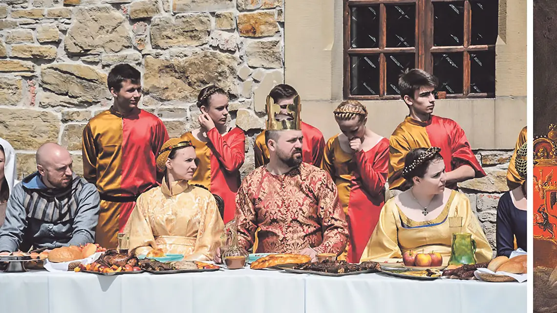 Inscenizacja ślubu Władysława Jagiełły z Elżbietą Granowską. Sanok, czerwiec 2014 r. Obok: Elżbieta Granowska na anonimowym obrazie z XVIII wieku. / Fot. SILAR / WIKIPEDIA.ORG