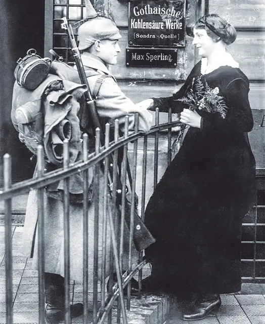 Żołnierz niemiecki żegna się przed wyjazdem na wojnę, ok. 1914 r. / Fot. EAST NEWS
