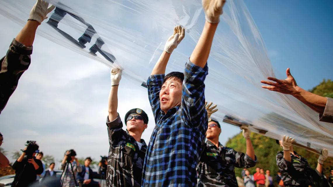 Uciekinier z Północy przygotowuje się do wypuszczenia balonu z ulotkami przeciw reżimowi Kim Dzong Una, 29 kwietnia 2016 r. / KIM HONG-JI / REUTERS / FORUM