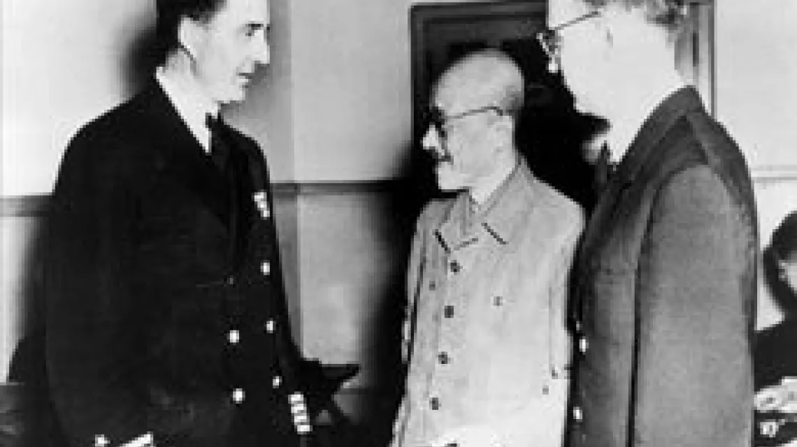 Były premier Hideki Tojo (w środku) oraz jego adwokat, kapitan amerykańskiej armii Beverly Coleman / 