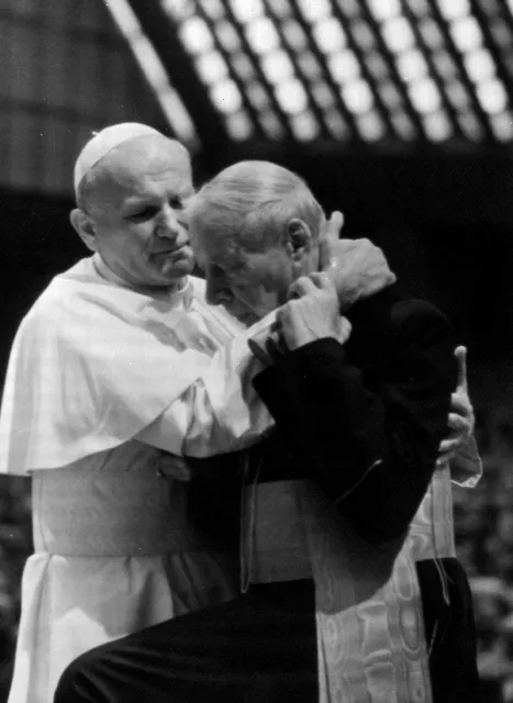 Jan Paweł II podnosi klękającego przed nim prymasa Stefana Wyszyńskiego. Watykan, 22 października 1978 r. AP / EAST NEWS / 