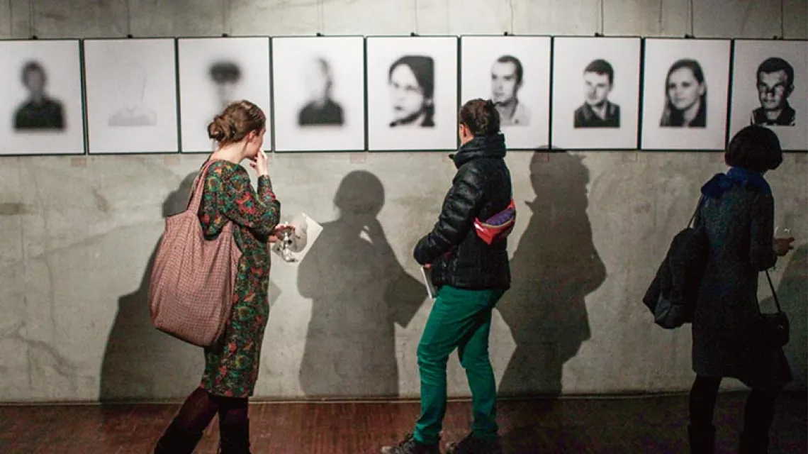 Wystawa „Zaginieni” Karoliny Jonderko, zorganizowana przez Itakę. Warszawa, styczeń 2013 r. / Fot. Jakub Kamiński / PAP