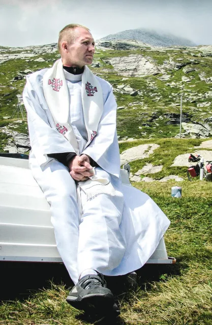 O. Tomasz Maniura na przełęczy San Bernardino w Alpach, 2011 r. / Fot. Archiwum Stowarzyszenia Niniwa