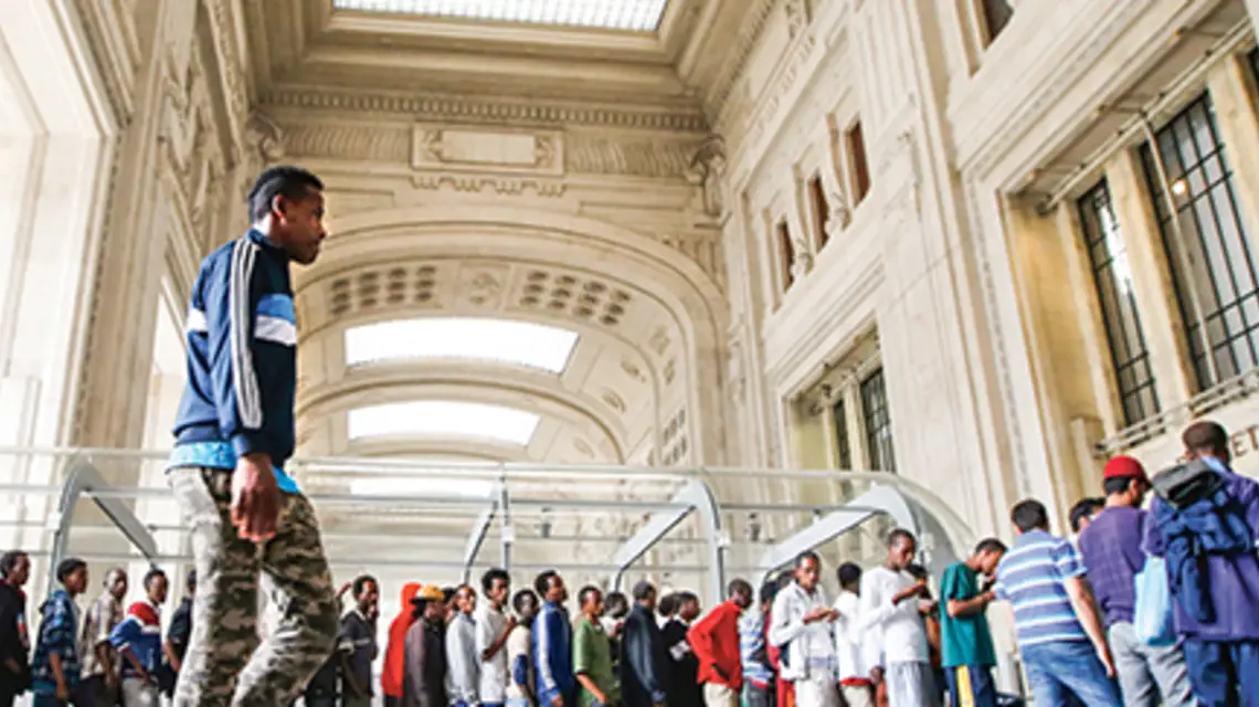 Migranci na dworcu głównym w Mediolanie, 2015 r. / Fot. Luca Bruno / AP / EAST NEWS