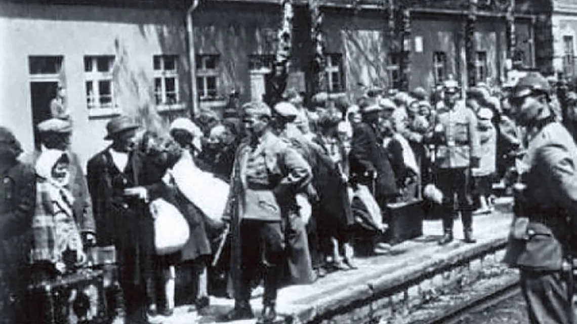 Żydzi olkuscy przed deportacją na dworcu kolejowym; w środku Friedrich Kuczynski. Czerwiec 1942 r. / Ze zbiorów ŻIH
