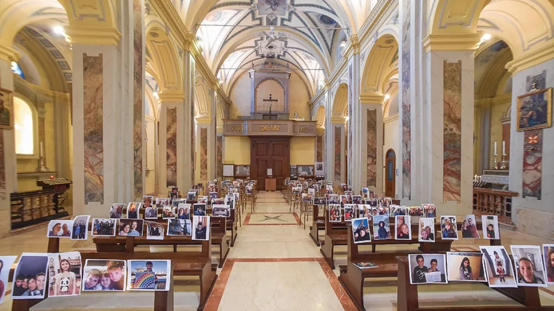 Kościół w Giussano z przysłanymi do proboszcza portretami parafian, którzy nie mogą uczestniczyć w nabożeństwach, 17 marca 2020 r. /  / PIER MARCO TACCA / GETTY IMAGES