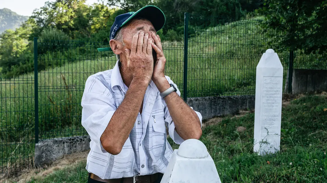 Ramiz Selimović na grobie młodszego brata Murata który zginął podczas wojny 1992-1995, 6 lipca 2017 r. Potocari k. Srebrenicy. Fot. Adam Guz
