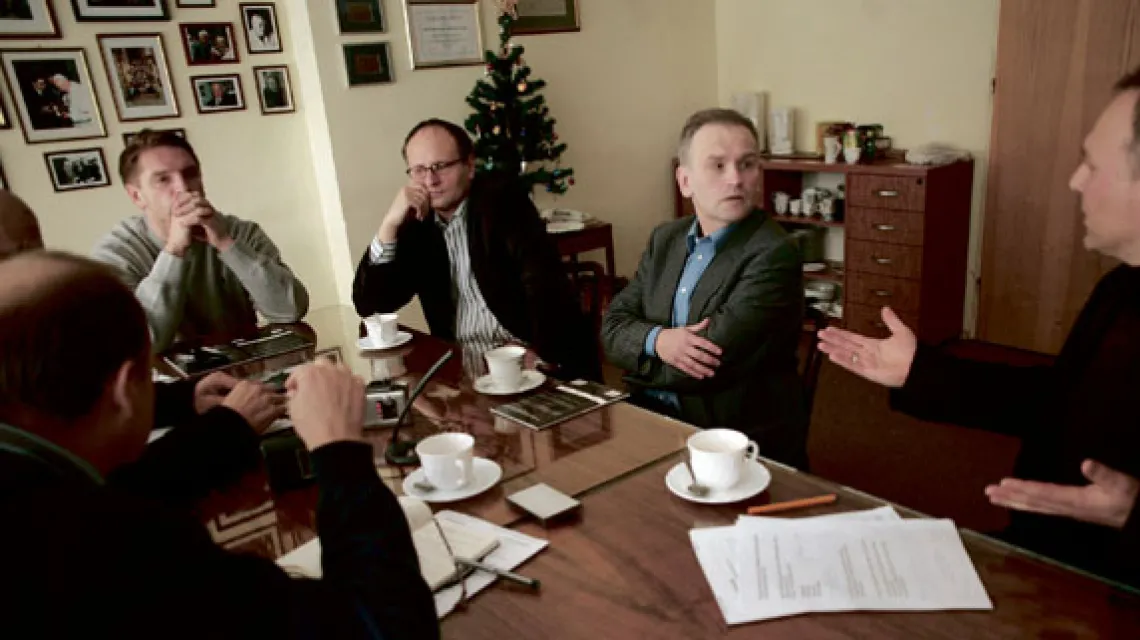 Od lewej: Tomasz Lis , Paweł Lisicki, Piotr Zaremba i Jarosław Kurski w redakcji miesięcznika „Więź”, Warszawa, 5 stycznia 2009 r. /fot. Wojciech Gadomski / 