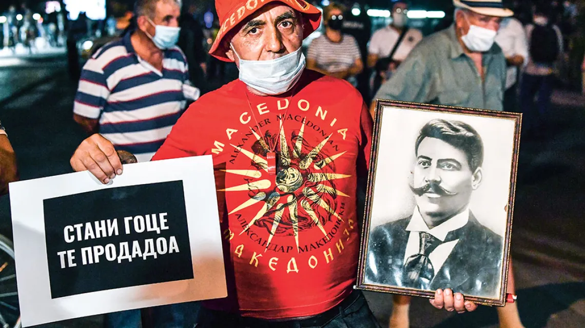 Uczestnik antyrządowego protestu z wizerunkiem Goce Dełczewa, jednej z głównych postaci antyosmańskiego powstania w 1903 r., o którego pochodzenie spierają się rządy Bułgarii i Macedonii Północnej. Skopje, 15 września 2020 r. / GEORGI LICOVSKI / EPA / PAP