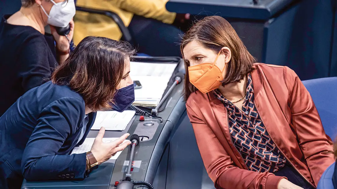 W nowym rozdaniu Katrin Göring-Eckardt (z prawej) jest postrzegana jako kandydatka Zielonych na urząd prezydenta RFN. Annalena Baerbock (z lewej) może objąć MSZ. Bundestag, Berlin, 18 listopada 2021 r. / Florian Gaertner / Photothek / Getty Images