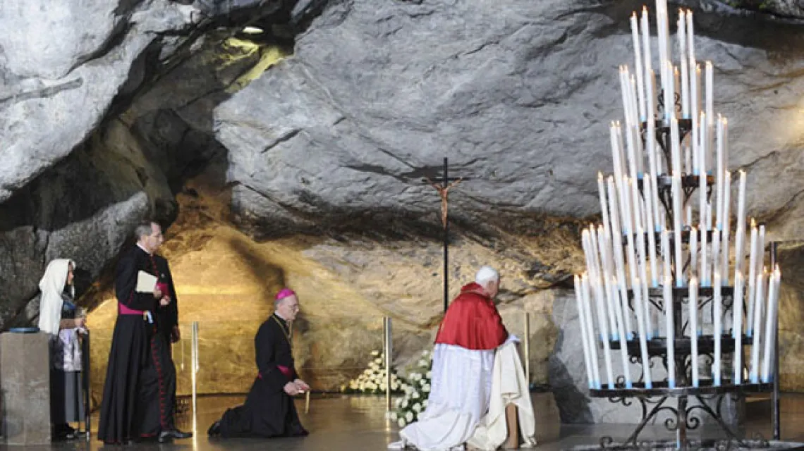 Benedykt XVI we Francji: Papież modli się w grocie w Lourdes, 13 września 2008 r. /fot. KNA-Bild / 