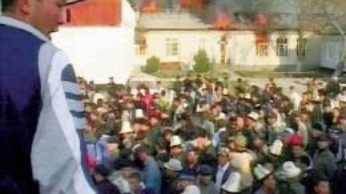 Osz (południe Kirgizji), 20 marca. Płonie posterunek milicji / 