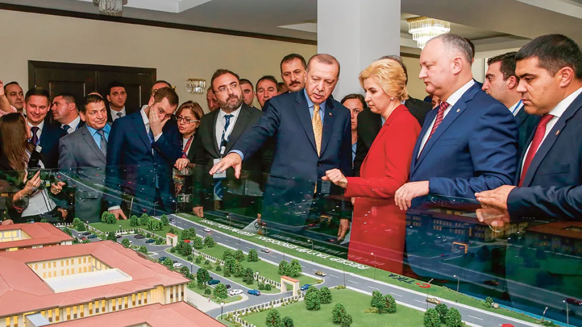 Prezydenci Turcji Recep Tayyip Erdoğan i Mołdawii Igor Dodon oglądają projekt kompleksu edukacyjnego w Komrat w Gagauzji, październik 2018 r. / MURAT KULA / ANADOLU AGENCY / GETTY IMAGES