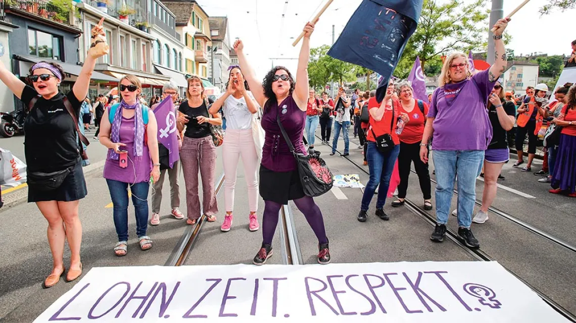 W czerwcu 2019 r. kilkaset tysięcy kobiet wzięło udział w strajku generalnym, domagając się równouprawnienia. Na zdjęciu: protestujące Szwajcarki w Zurychu; napis na transparencie głosi: „Płaca. Czas. Szacunek”. / ARND WIEGMANN / REUTERS / FORUM