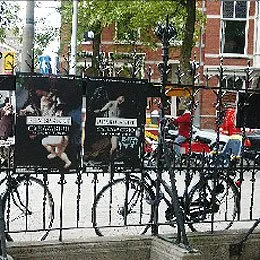 Amsterdam: rowery i plakaty wystawy "Rembrandt-Caravaggio" /fot. K. Rożko - Dziennik Zachodni / 