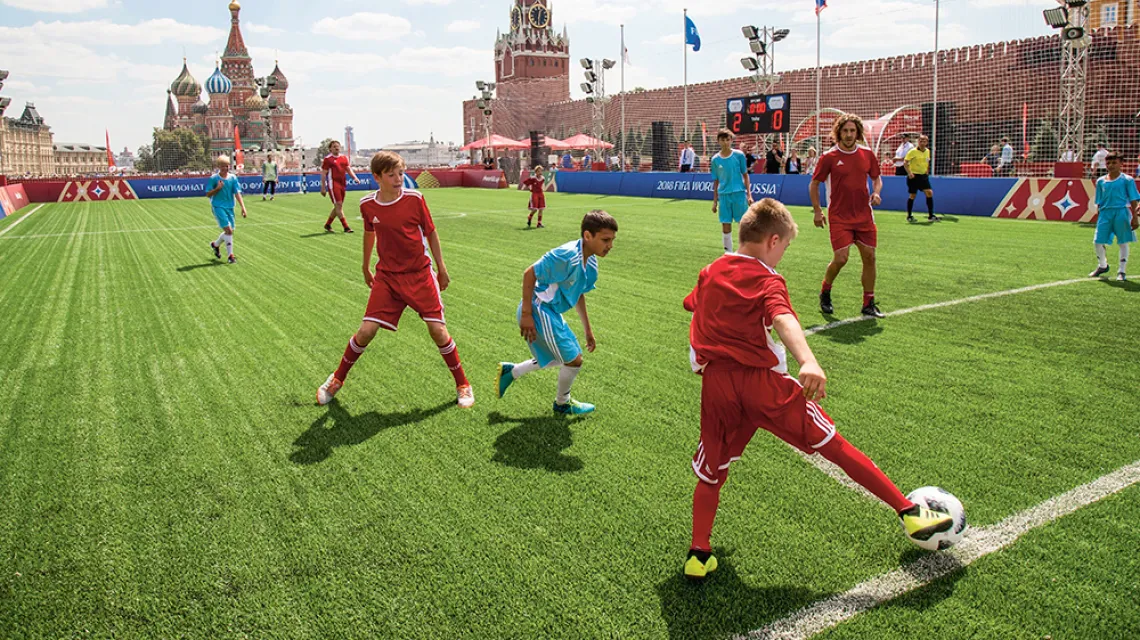 Football Park na placu Czerwonym pod murami Kremla. Moskwa, 28 czerwca 2018 r. / ALEXANDER ZEMLIANICHENKO / AP / EAST NEWS
