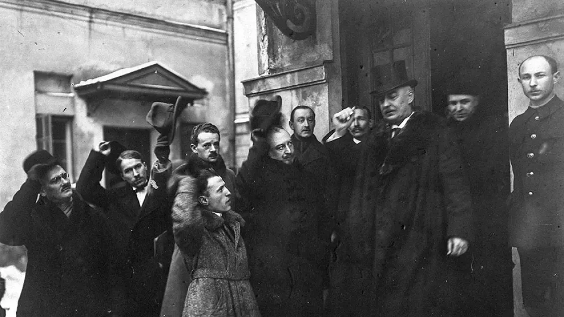 Gabriel Narutowicz wychodzi z Sejmu po zaprzysiężeniu na prezydenta RP. Warszawa, 11 grudnia 1922 r. / PAP / CAF