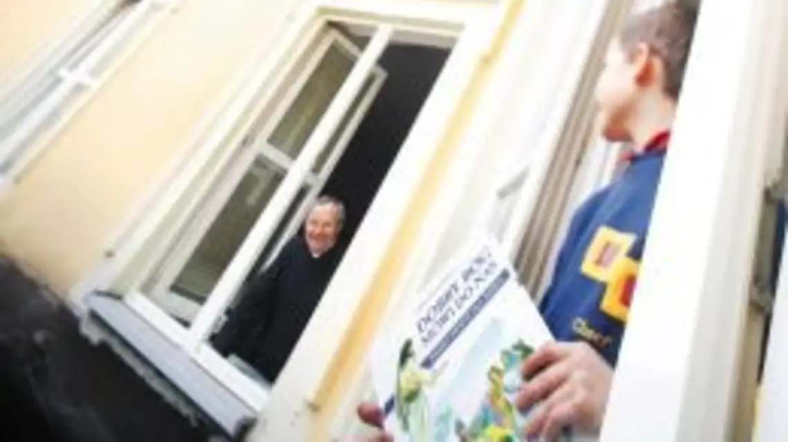 Bp Antoni Długosz w oknie redakcji "TP" / 