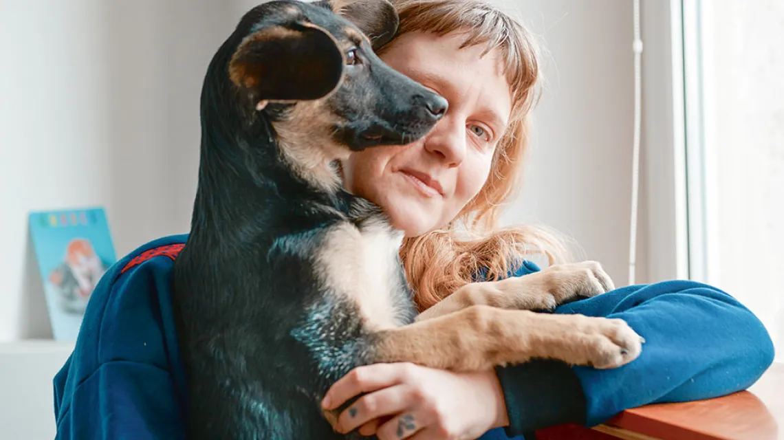 Olga Hund ze swoim psem Mišką,  Łódź, 11 marca 2021 r. / SEBASTIAN GLAPIŃSKI DLA „TP”