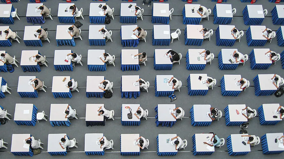 Zawody w rozwiązywaniu sudoku w centrum handlowym w Singapurze. Listopad 2008 r. / RUSSELL BOYCE / REUTERS / FORUM