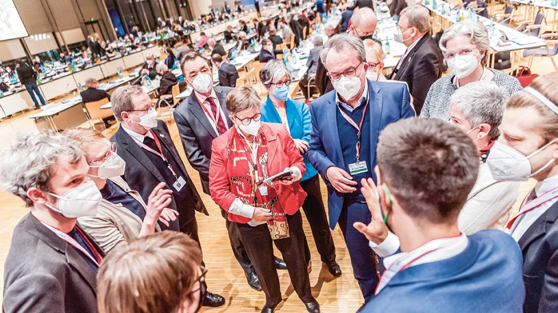 Uczestnicy trzeciej sesji Drogi Synodalnej w rozmowie kuluarowej (trzeci od lewej bp Georg Bätzing, przewodniczący episkopatu Niemiec),  Frankfurt n. Menem, 4 lutego 2022 r. / MAX VON LACHNER / SYNODALER WEG
