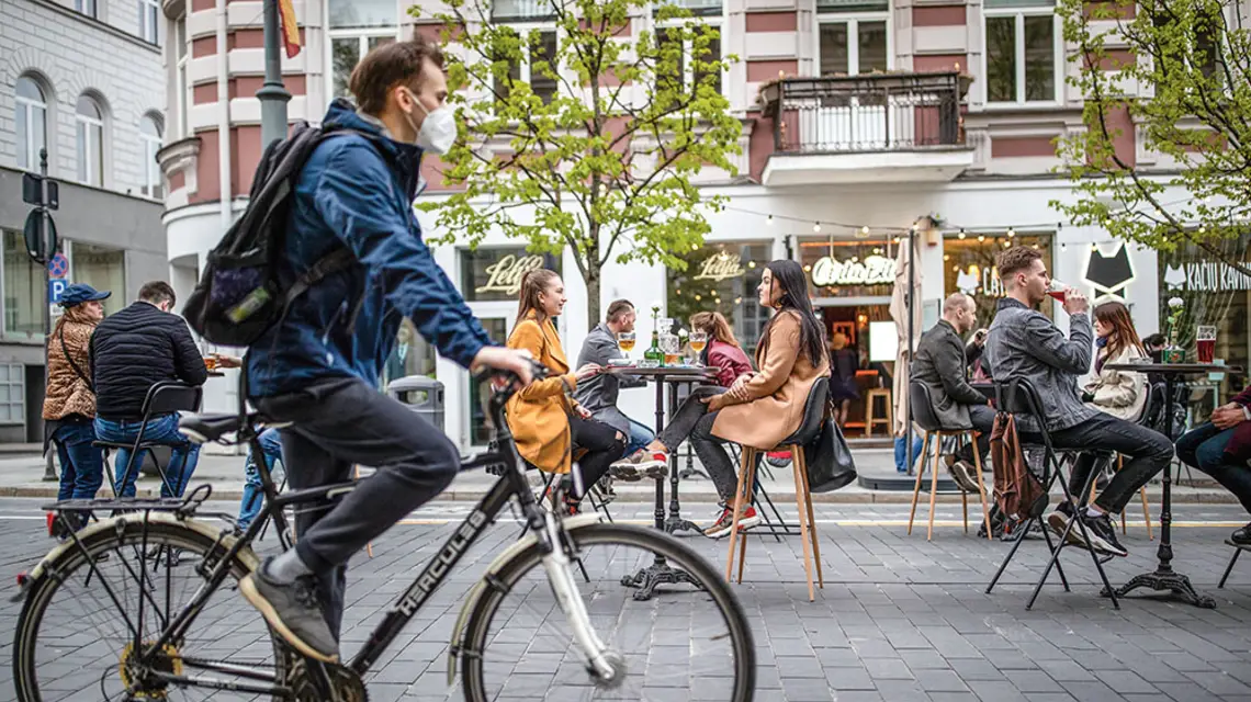Z wiosenną falą pandemii Litwini poradzili sobie dobrze, dziś jest już gorzej.Na zdjęciu: ulice Wilna, maj 2020 r. / MINDAUGAS KULBIS / AP / EAST NEWS
