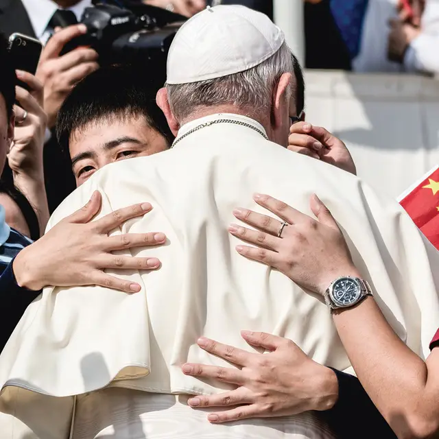 Papież Franciszek z grupą pielgrzymów z Chin podczas cotygodniowej audiencji generalnej na placu św. Piotra w Watykanie. 2 października 2019 r. / MASSIMO VALICCHIA / NURPHOTO / GETTY IMAGES