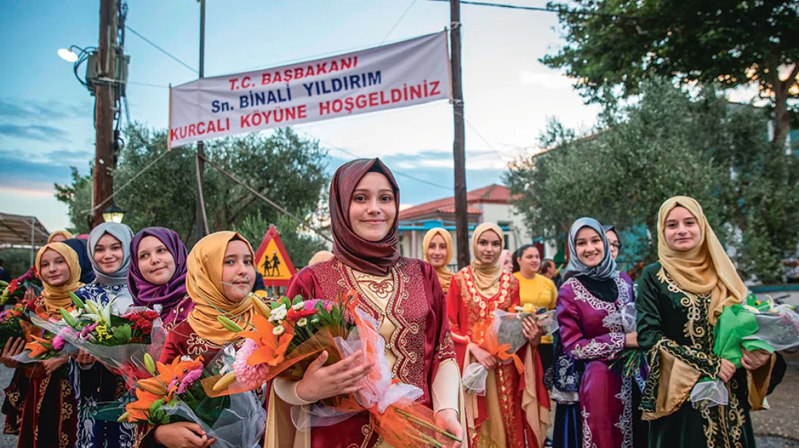 Członkinie mniejszości muzułmańskiej w oczekiwaniu na wizytę  ówczesnego premiera Turcji Binaliego Yıldırıma, Komotini, Grecja, czerwiec 2017 r. / EMIN SANSAR / ANADOLU AGENCY / GETTY IMAGES