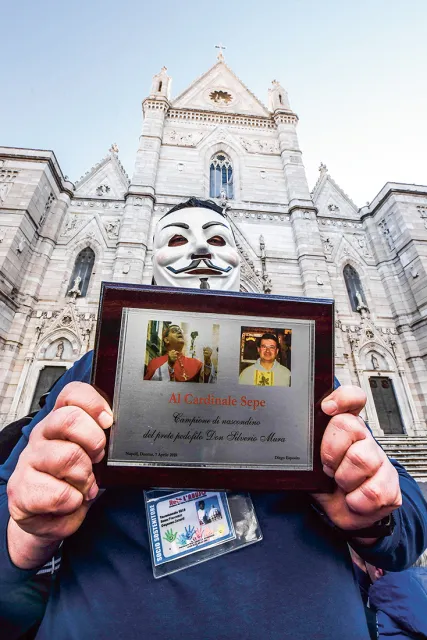 Jedna z ofiar księży pedofilów protestuje przed katedrą w Neapolu, kwiecień 2018 r. / SALVATORE LAPORTA / KONTROLAB / GETTY IMAGES
