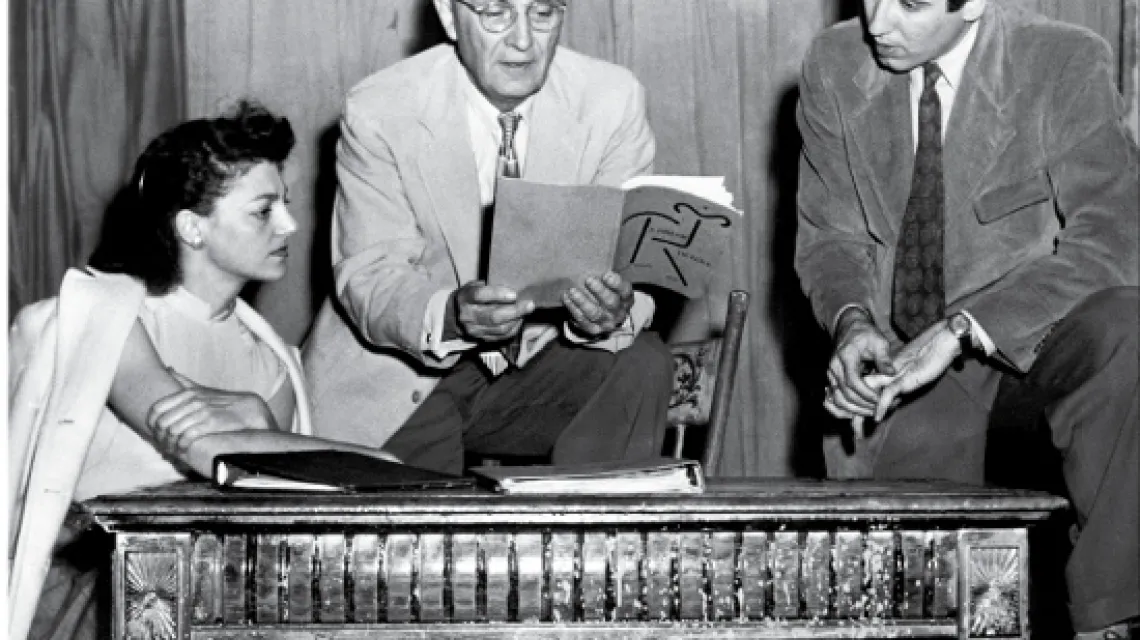 William Carlos Williams w otoczeniu aktorów: Geren Kelsey (z lewej) i Lestera Robina podczas próby przed premierą sztuki „A Dream of Love”, Nowy Jork, 1949 r. / fot. Bettmann, Corbis / 