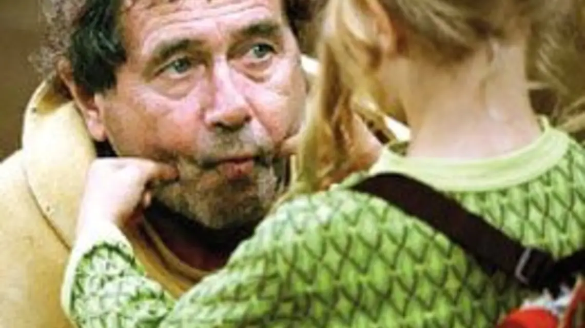 Janusz Gajos (Brat Zdrówko) i Wiktoria Gąsiewska (Gienia) / 