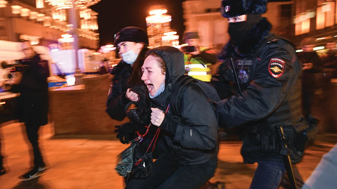 Policja zatrzymała setki demonstrantów podczas protestu przeciwko rosyjskiej inwazji na Ukrainę. Moskwa, 24 lutego 2022 r. / ALEXANDER NEMENOV / AFP / EAST NEWS / 