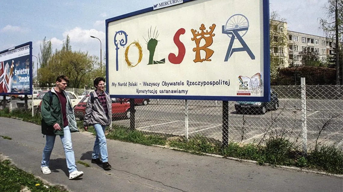 Plakaty przed referendum konstytucyjnym, Warszawa, maj 1997 r. / Fot. Przemysław Wierzchowski / PAP