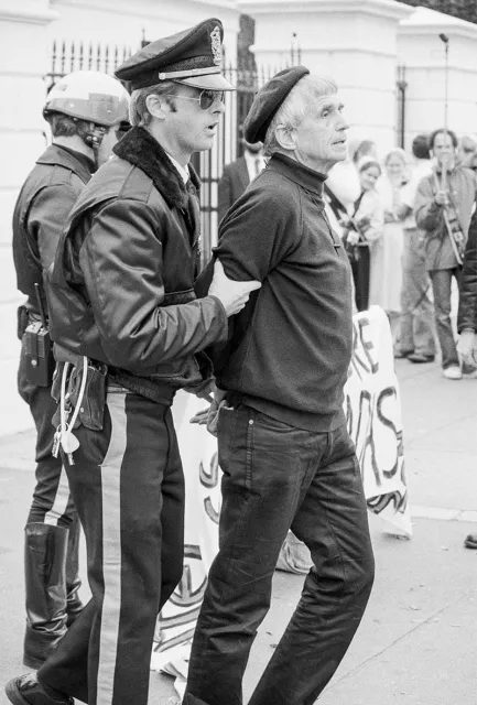 O. Daniel Berrigan aresztowany przed Białym Domem, gdzie protestował na klęczkach przeciwko inwazji armii USA na Grenadę. Waszyngton, 25 października 1984 r. / Fot. Bill Ray / THE LIFE PICTURE COLLECTION / GETTY IMAGES