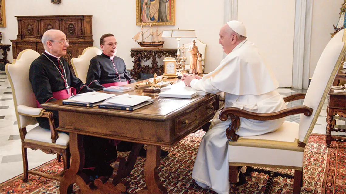 Prałat Opus Dei ks. Fernando Ocáriz Braña (pierwszy z lewej) na prywatnej audiencji u papieża Franciszka, Watykan, listopad 2021 r. / IPA / ABACA / FORUM