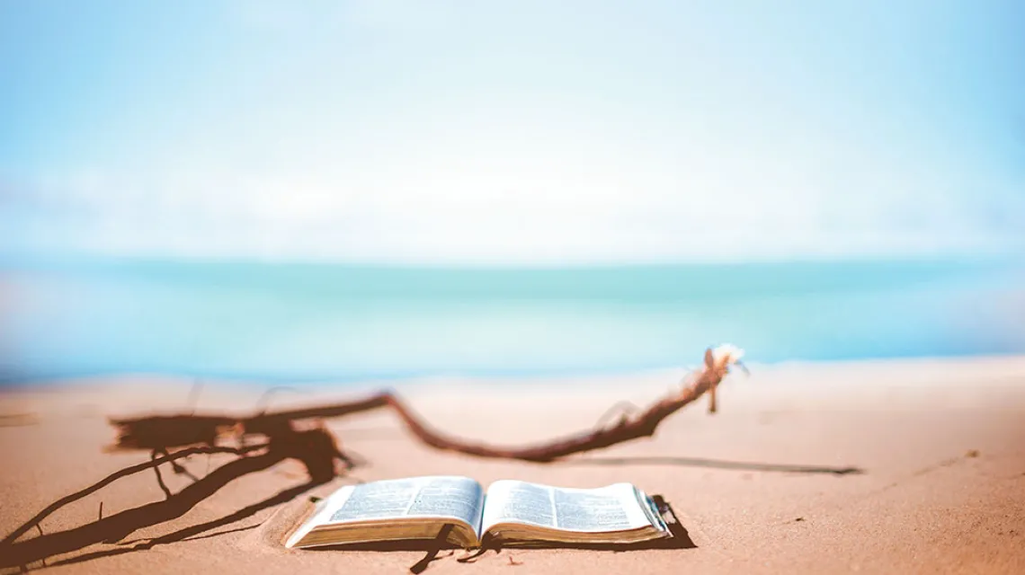 z biblią na plażę