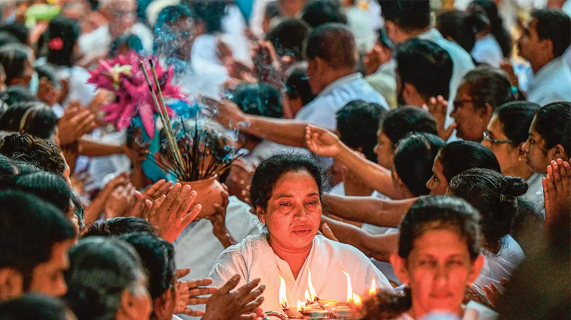 Modlitwa buddyjska podczas święta pełni księżyca w świątyni Kelaniya. Sri Lanka, 1 sierpnia 2023 r.