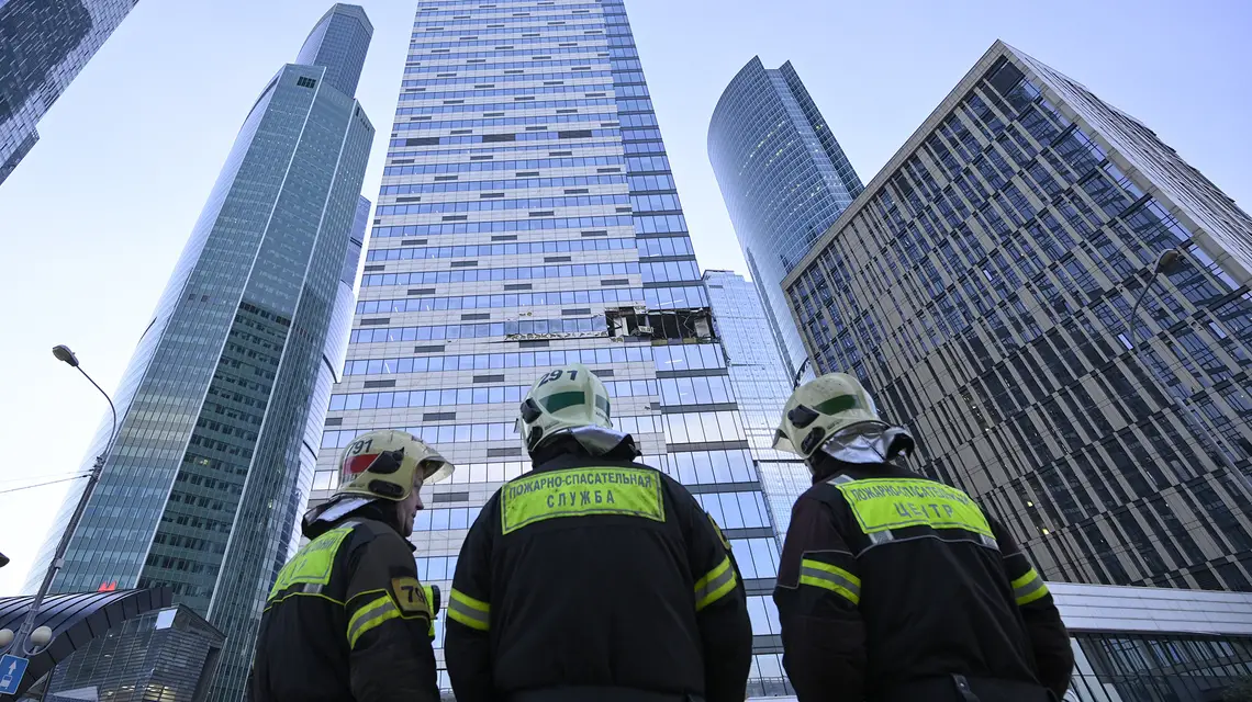 Uszkodzony wieżowiec w dzielnicy biznesowej "Moscow City" po zgłoszonym ataku dronów w Moskwie. Rosja, 30 lipca 2023 r.