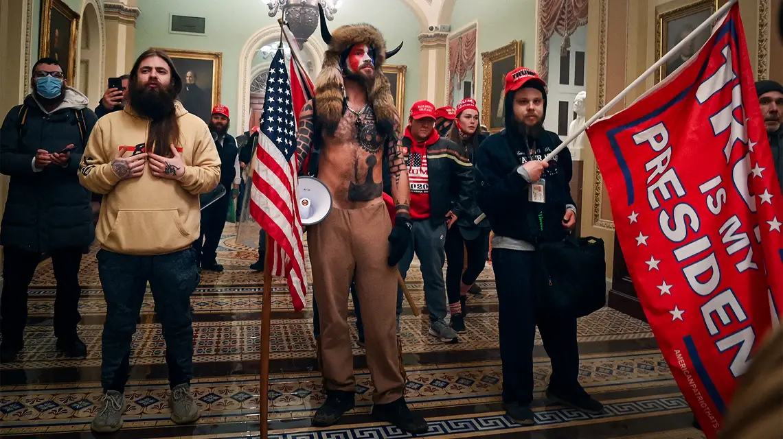 Zwolennicy prezydenta USA Donalda Trumpa, którzy wtargnęli na Kapitol. Waszyngton, 6 stycznia 2021 r. fot. SAUL LOEB / AFP / EAST NEWS