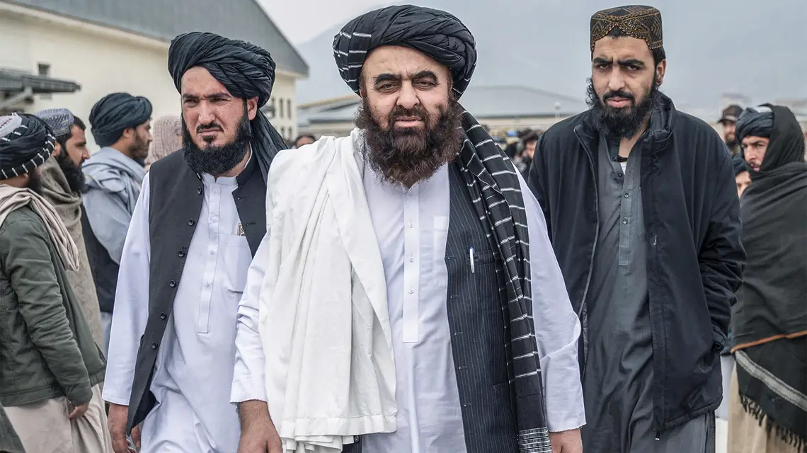 Minister spraw zagranicznych Afganistanu Amir Chan Muttaki (w środku). Kabul, 1 lutego 2023 r. fot. WAKIL KOHSAR / AFP / EAST NEWS