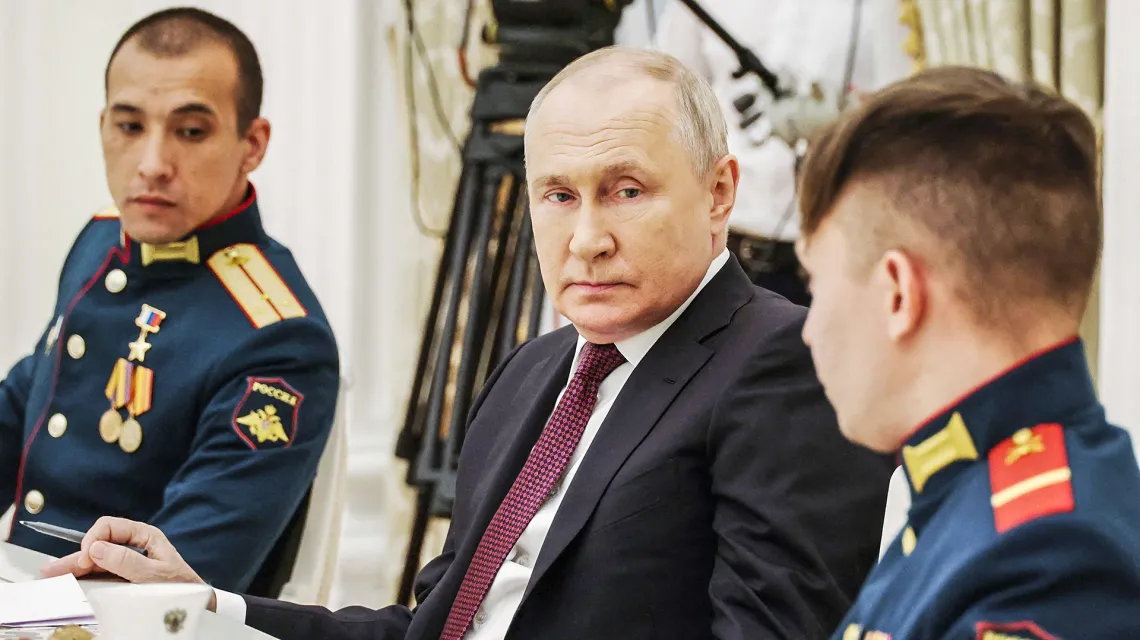 Władimir Putin podczas spotkania z załogą czołgu T-80. Moskwa, 24 sierpnia 2023 r. / fot MIKHAIL KLIMENTYEV / AFP / EAST NEWS