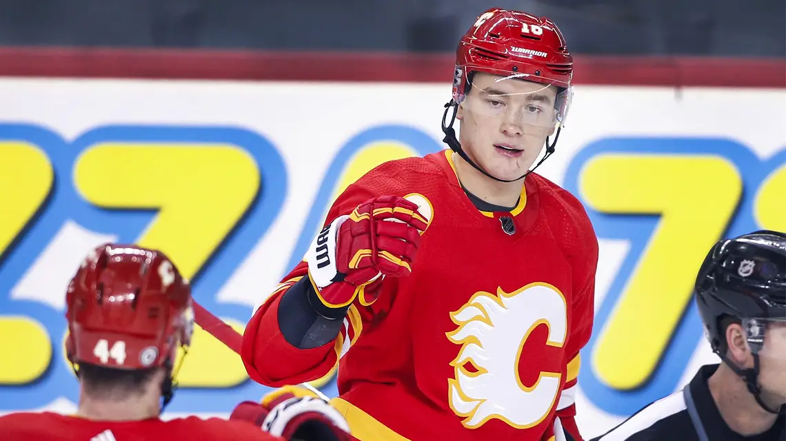 Nikita Zadorov. Calgary, Kanada, 24 stycznia 2022 r. , fot. IMAGO /Larry MacDougal / East News