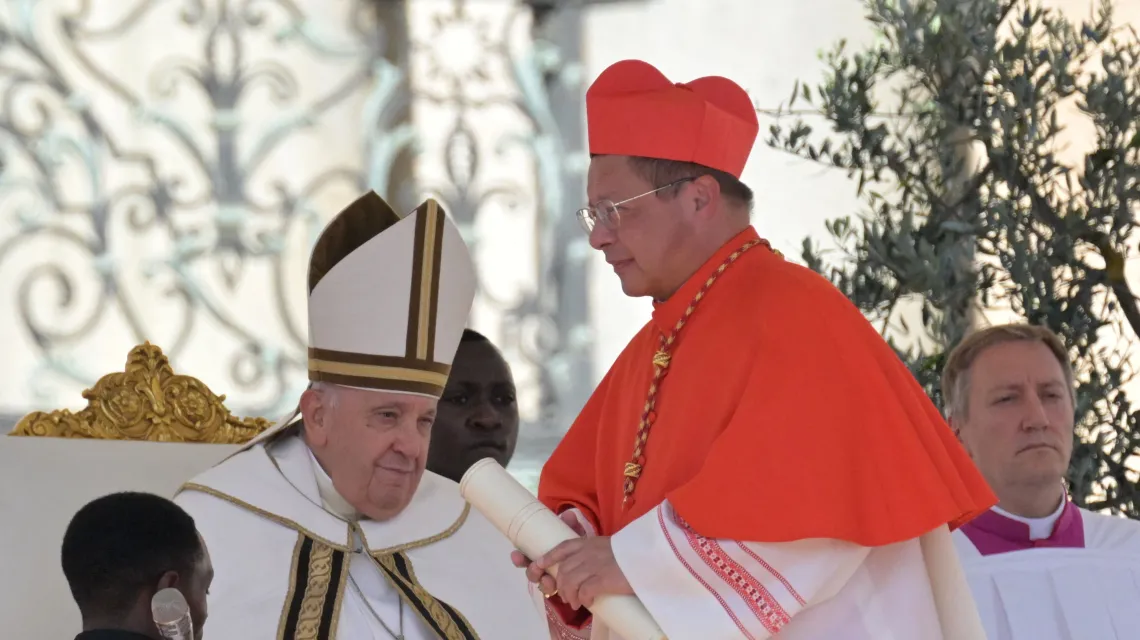 Abp Grzegorz Ryś podczas konsystorza na Placu Świętego Piotra został mianowany kardynałem przez papieża Franciszka. Watykan, 30 września 2023 r. / fot. TIZIANA FABI/AFP/East News