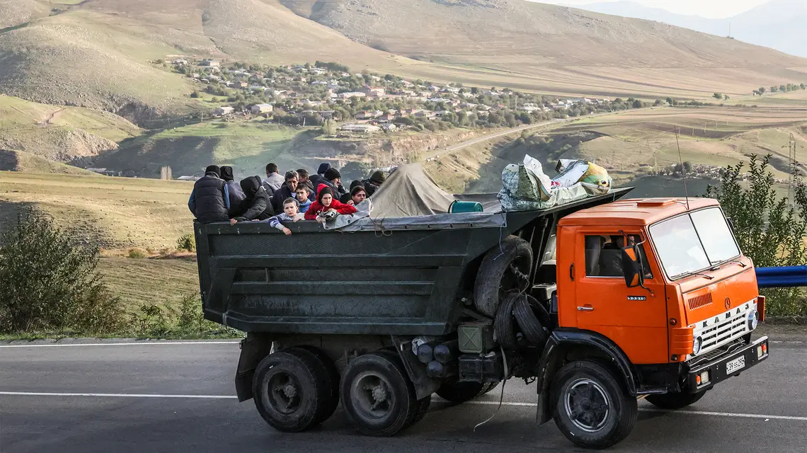 Ormiańscy uchodźcy w drodze między Kornidzor i Goris. 28 września 2023 r. ALAIN JOCARD / AFP / East News