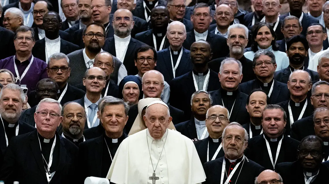 Papież z uczestnikami obrad w auli Pawła VI w Watykanie, 23 października 2023 r. Fot. Tiziana Fabi / AFP / East News