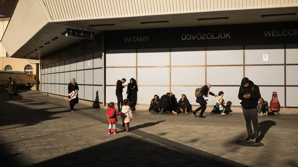 W ostatnich tygodniach dworzec kolejowy Bratysława Hlavná stał się miejscem gdzie wiele uchodźczych rodzin spędza dni i noce, czekając na możliwość dalszej podróży. Słowacja, 2023. fot. Karol Grygoruk / RATS Agency