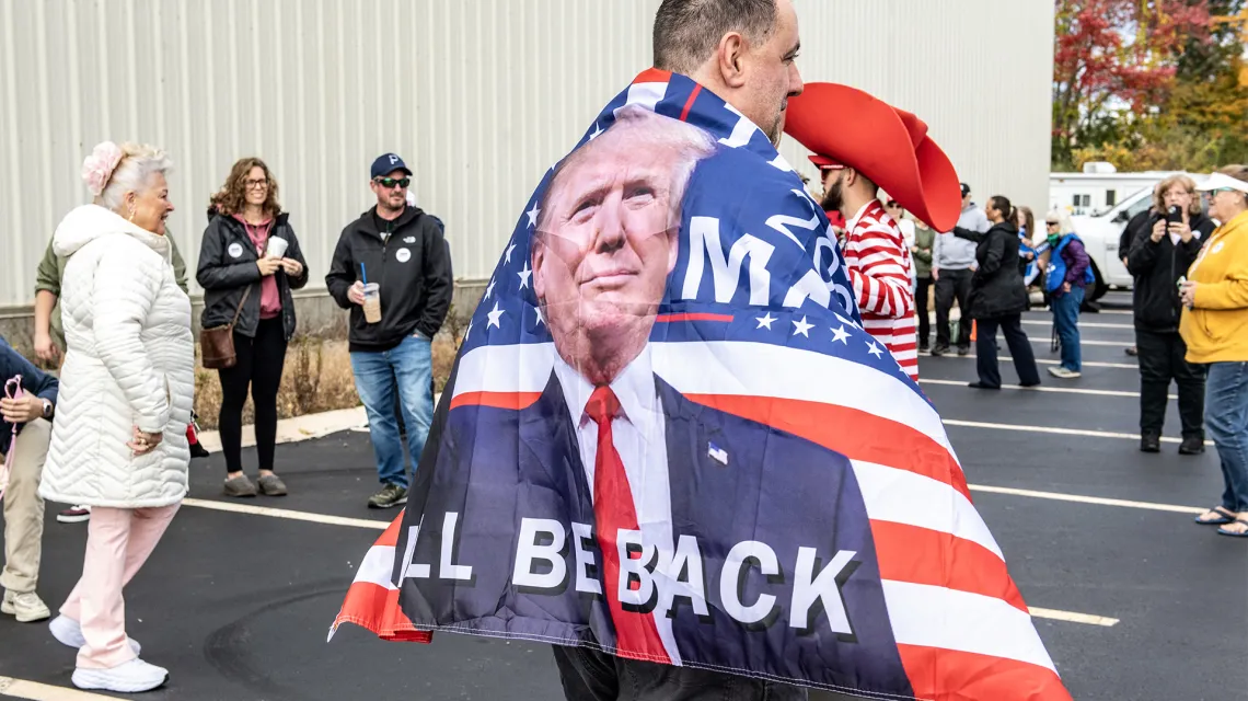 Zwolennicy byłego prezydenta USA Donalda Trumpa przed jego wystąpieniem w Derry.  New Hampshire, 23 października 2023 r. JOSEPH PREZIOSO / AFP / East News