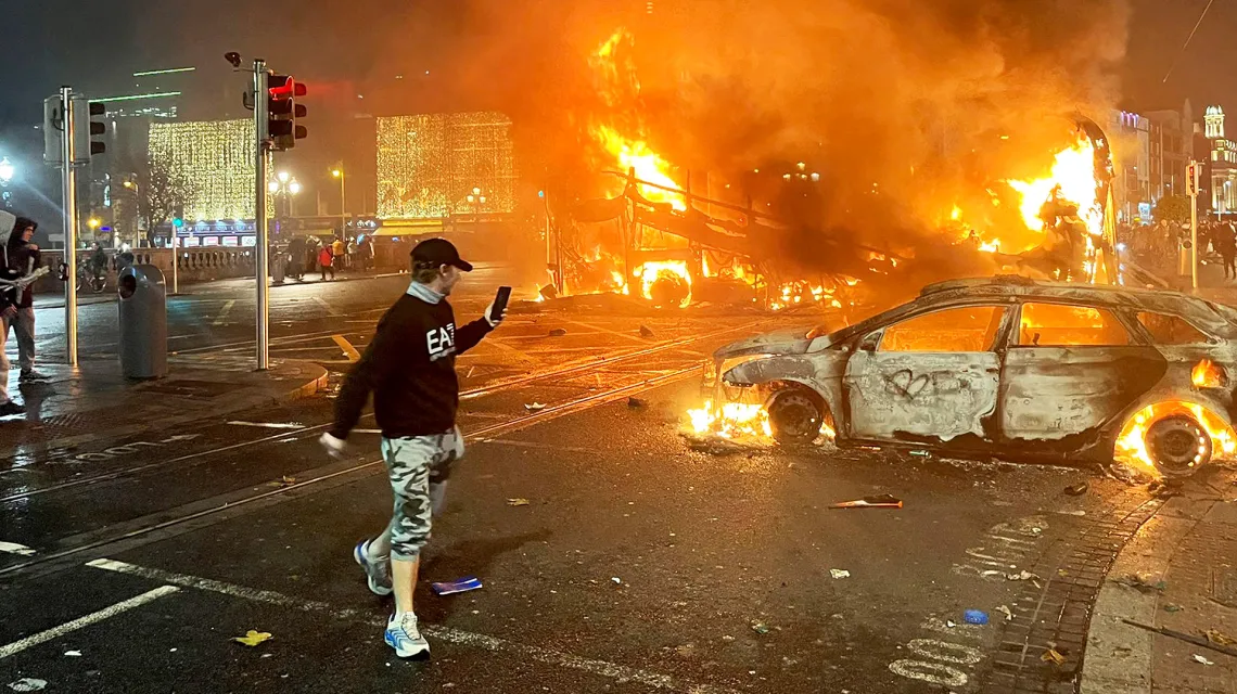 Zamieszki na ulicach Dublina. Irlandia, 23 listopada 2023 r. / fot. PETER MURPHY / AFP / EAST NEWS