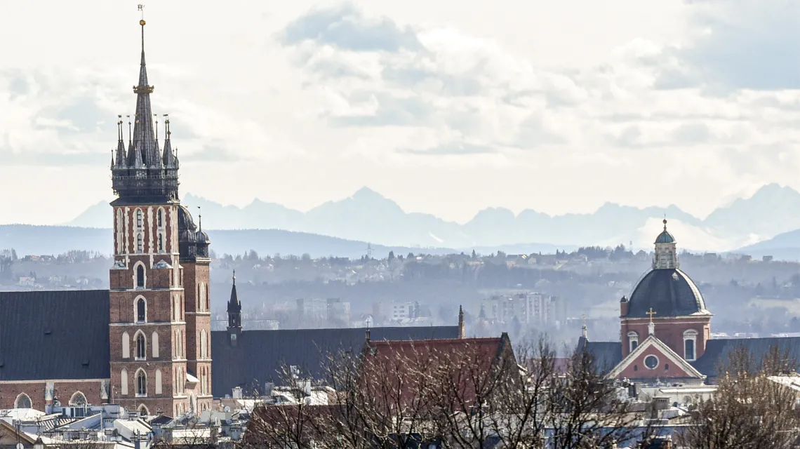 Wysoka przejrzystość powietrza pozwala zaobserować panoramę Tatr z Krakowa. / Marek Lasyk / Reporter